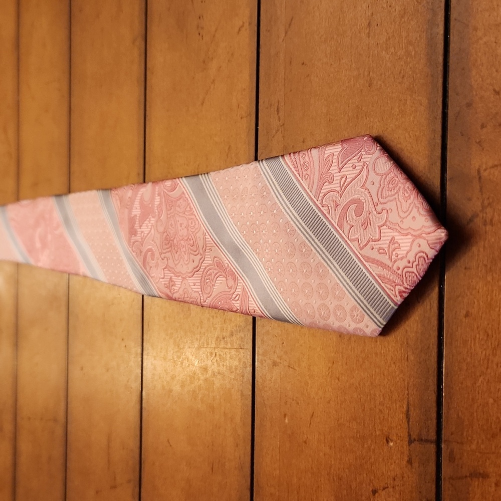 GIANFRANCO Italian Pink Paisley men's tie. Made In Italy